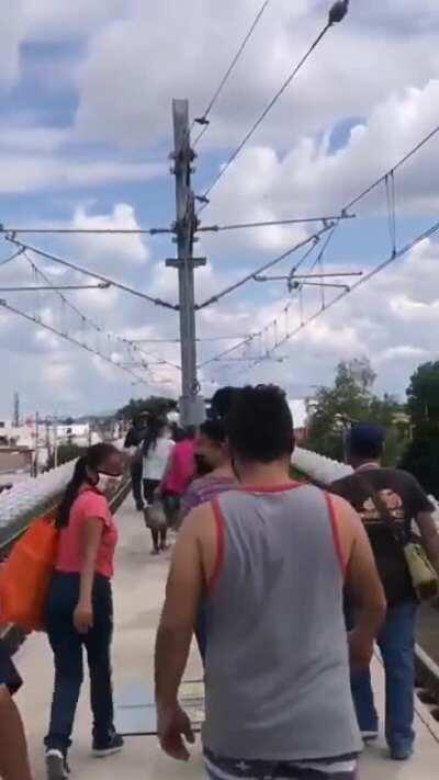 Así se camina... en las vías de la Linea 3 (Septiembre 19 2020)