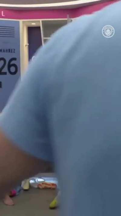 Jack Grealish bebasso cantando Wonderwall