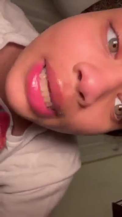 What happened to this chick?😫✊🏽