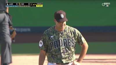 [Highlight] [Highlight] Freddie Freeman's 3-run homer gives the Dodgers a 6-0 lead in the second against the Padres.