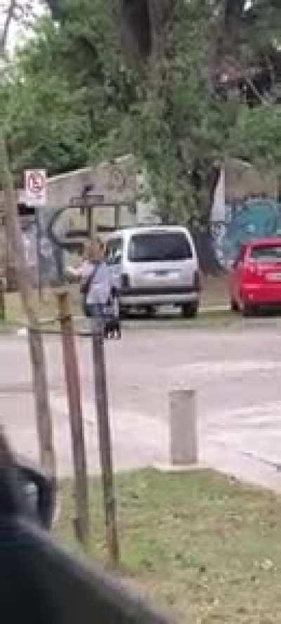 Mi amigo no pudo estacionar.