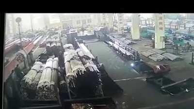 2 workers in China get smushed by a lifted pole of metal