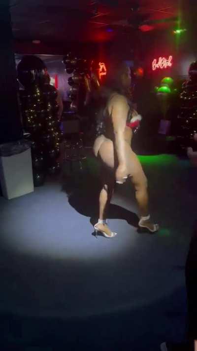 If you never went to an Atlanta strip club. Make it your business too 😈