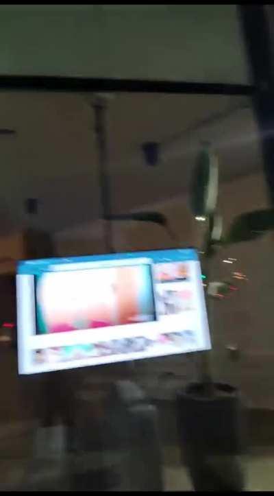 Aprovechando que tengo un celular infrarrojo , decidí usar una de sus funciones olvidadas y poner hentai en la pantalla de una concesionaria de Palermo lkjjjjjjj