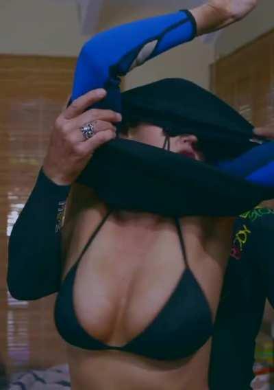 Estella Warren Boobs Grope In Undateable John 2