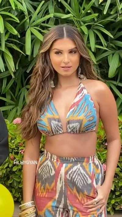 sexy looks of Tara sutaria 💦