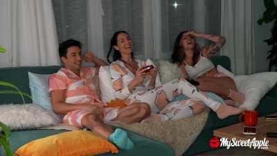 “Our new threesome with @josiexmoon is out! 🥵 Watch it on mysweetapple.com/ppv” u/MySweetApplexxx