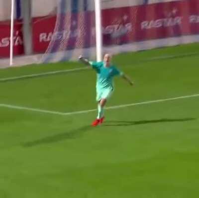 She activated the beast mode and GOOOOOAAAALL.