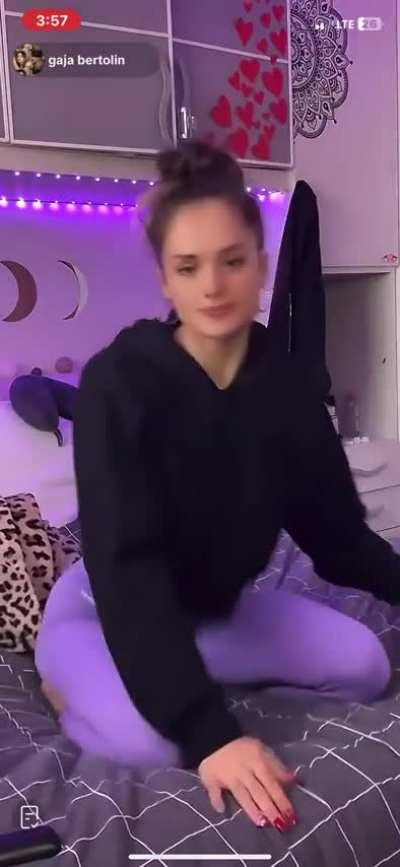 slutty Italian shows off her curves and perfect feet