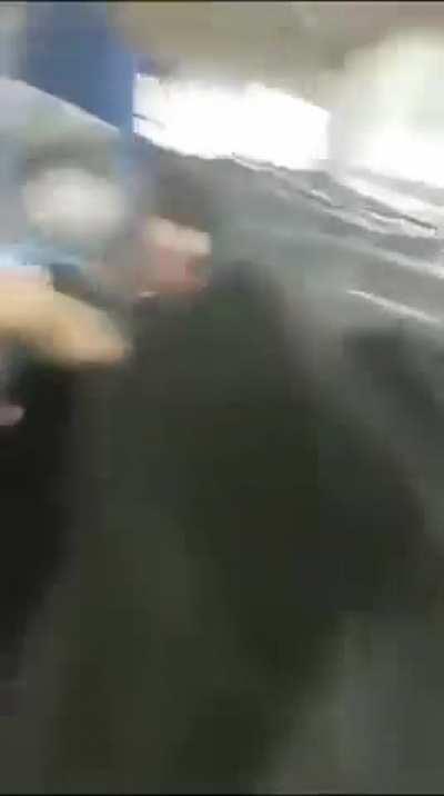 Horda de tucumanos simpatizantes del club Estación Experimental atacaron a piedrazos un bondi y robaron las pertenencias de los pasajeros