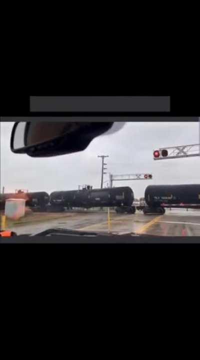 Ура праздник! Цистерна со спиртягой перевернулась!