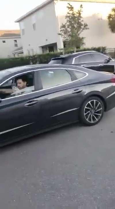 “Tem que ficar todo mundo aqui, aglomerar, pq aí grita mito, ele sai” -- o cercadinho agora é na janela do quarto do Jair, um castigo mais que apropriado