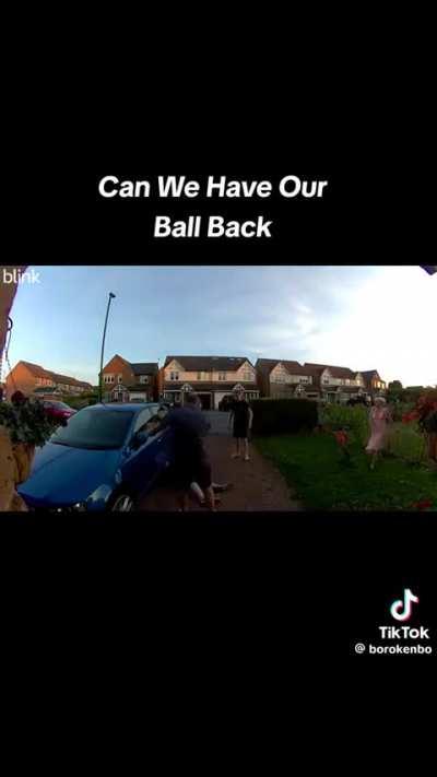 I don’t think he’s getting the ball back 😬