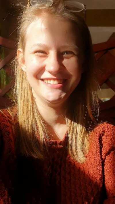 It's unbelievable, but this guy didn't take his eyes off the plate, even though there were big boobs flying 2 meters away. heh