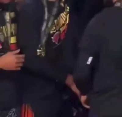 Thumbs up for the winner! 👍🏿