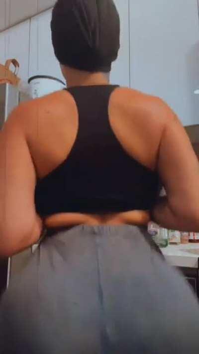 she claps for 2 minutes straight @saragold