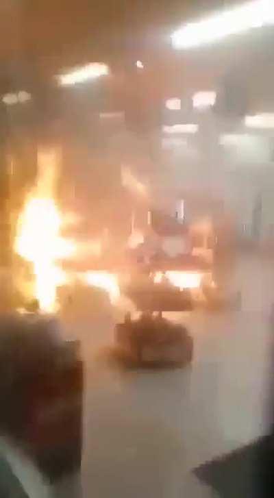 CJNG Incendiando un OXXO anoche.