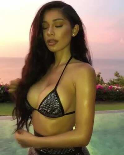 i wish i looked like her she’s so pretty 🥺