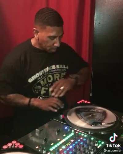 Silky smooth old-school record scratching