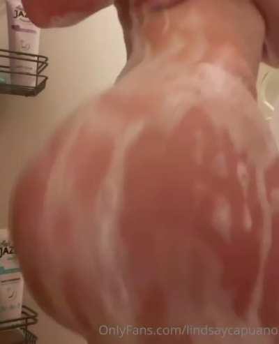 Lindsay shaking her ass in the shower