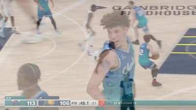 [Highlight] LaMelo with the over the shoulder assist to Plumlee