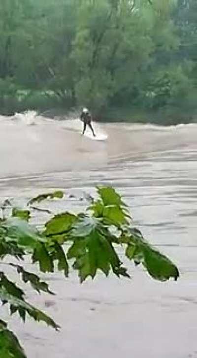 Wenn da Winter zu warm für's Boarden is muss ma jede Gelegenheit nutzen. (irgendwo an der Ybbs, 21.06.2020)