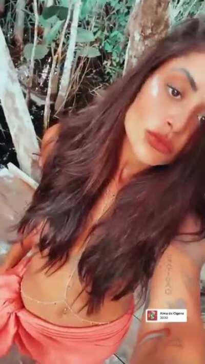 Aline riscado (mostrando mamilo)