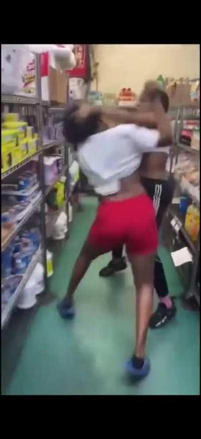 braids caught the girl who posted that her p**** smelled🐟 on fb at the local corner store