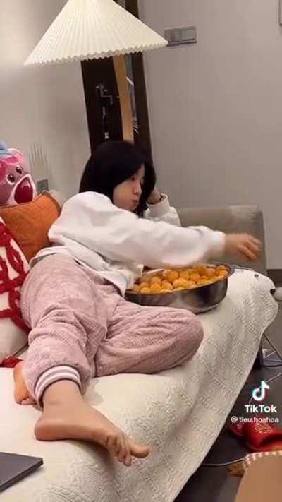 pretty feet and can eat