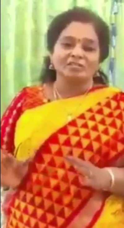 5 time MP & MLA election loser attempting her 6th try again as BJP candidate for Chennai South - Tamilisai Soundararajan seen here telling a very interesting fable😂. Try not to laugh 🤦‍♂️ and say what you think the moral of her story! Wrong answers on
