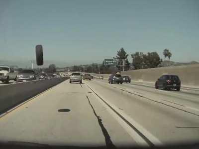 «Tesla Model 3» на автопилоте увернулась от летевшего в неё колеса. Хозяин машины даже не успел ничего понять. 😮