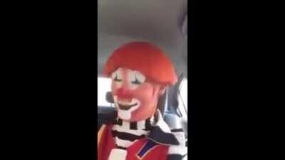 El doctor enseñandole a kitian a la mamá