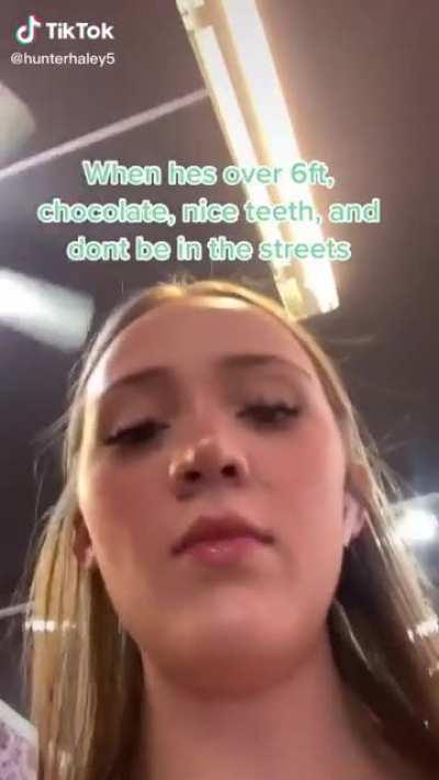 I Think This Blonde Cutie👸🏼Loves Black Guys🍫