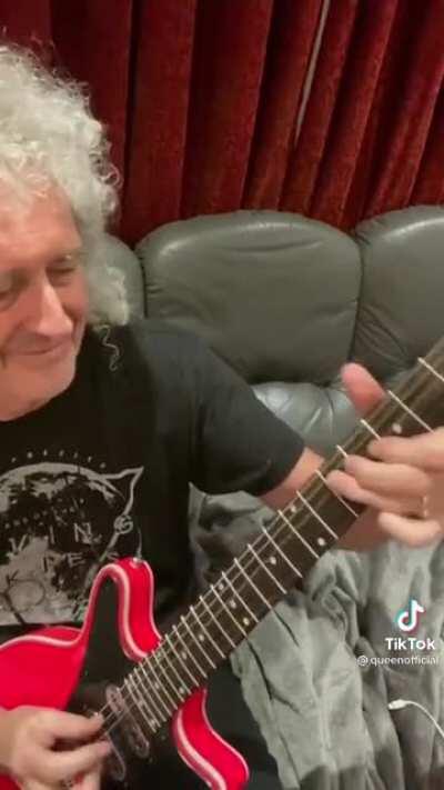 Brian May does a guitar cover of wellerman