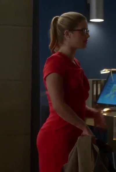God I wanted to pound Felicity’s ass so hard while watching Arrow [Emily Bett Rickards]