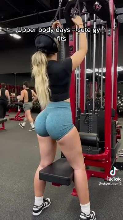 @Skyesutton12 her body is sexy 🥵