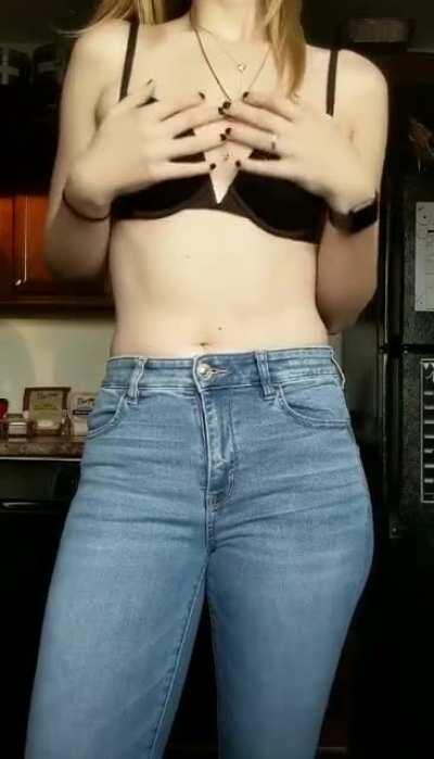 Kinky MILF likes to tease