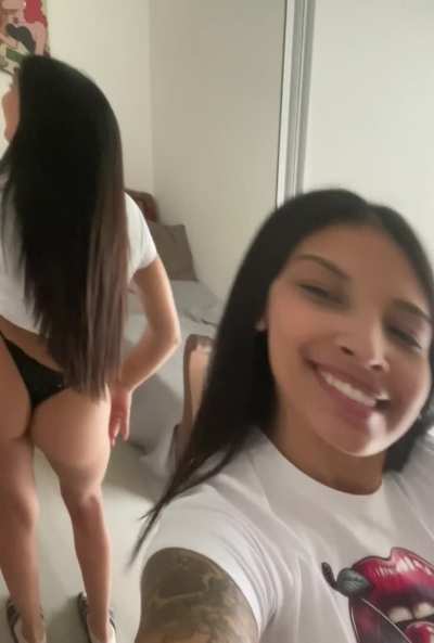 A naughty arab pussy you can stuff your face with😻