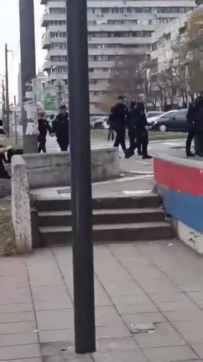 Snimak hapsenja (maltretiranja) coveka na stanici kod Hajata