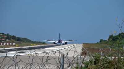Extreme airplane landing in Skiathos' airport in Greece nearly touching people's heads