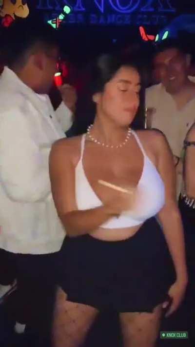 moviéndolas en la calle y en sus lives y sus tik toks no quiere ni saltar