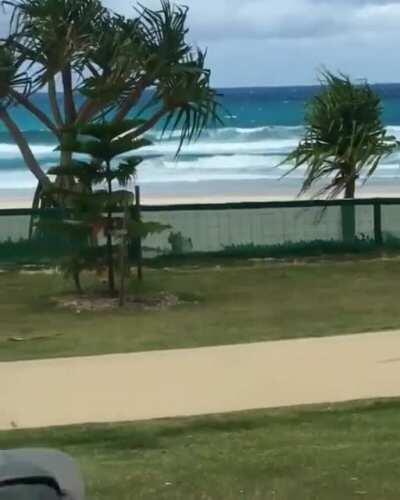 This way to the beach