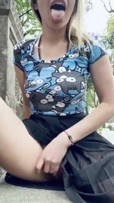 Rubbing Her Fat Pussy In Public 💦