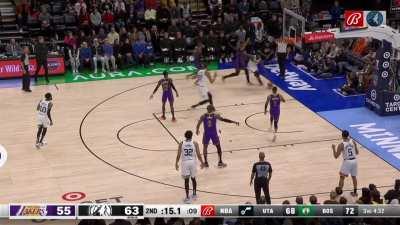 [Highlight] Anthony Edwards draws 3 defenders under the rim for a nasty layup