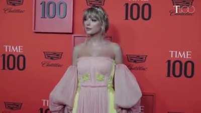 When you're so pretty cameraman forgets he's recording