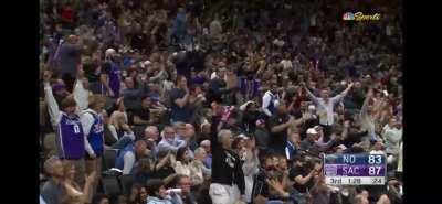 [Highlight] Tyrese Haliburton takes it coast to coast and fakes out the entire Pelican’s defense for the easy dunk