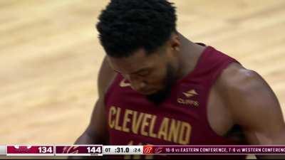 [Highlight] Mitchell hits both FTs for 71 pts in the night!