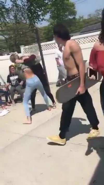 The barefoot girl fights better