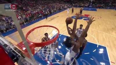 [Highlight] Lou Williams moves Maxey mid air and Maxey gets called for the foul