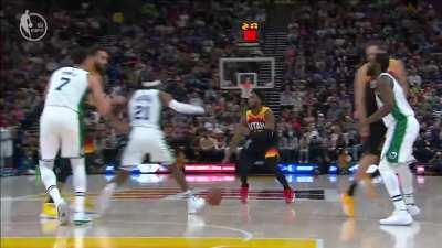 [Highlight] Donovan Mitchell splits the defense and throws down the ferocious slam!